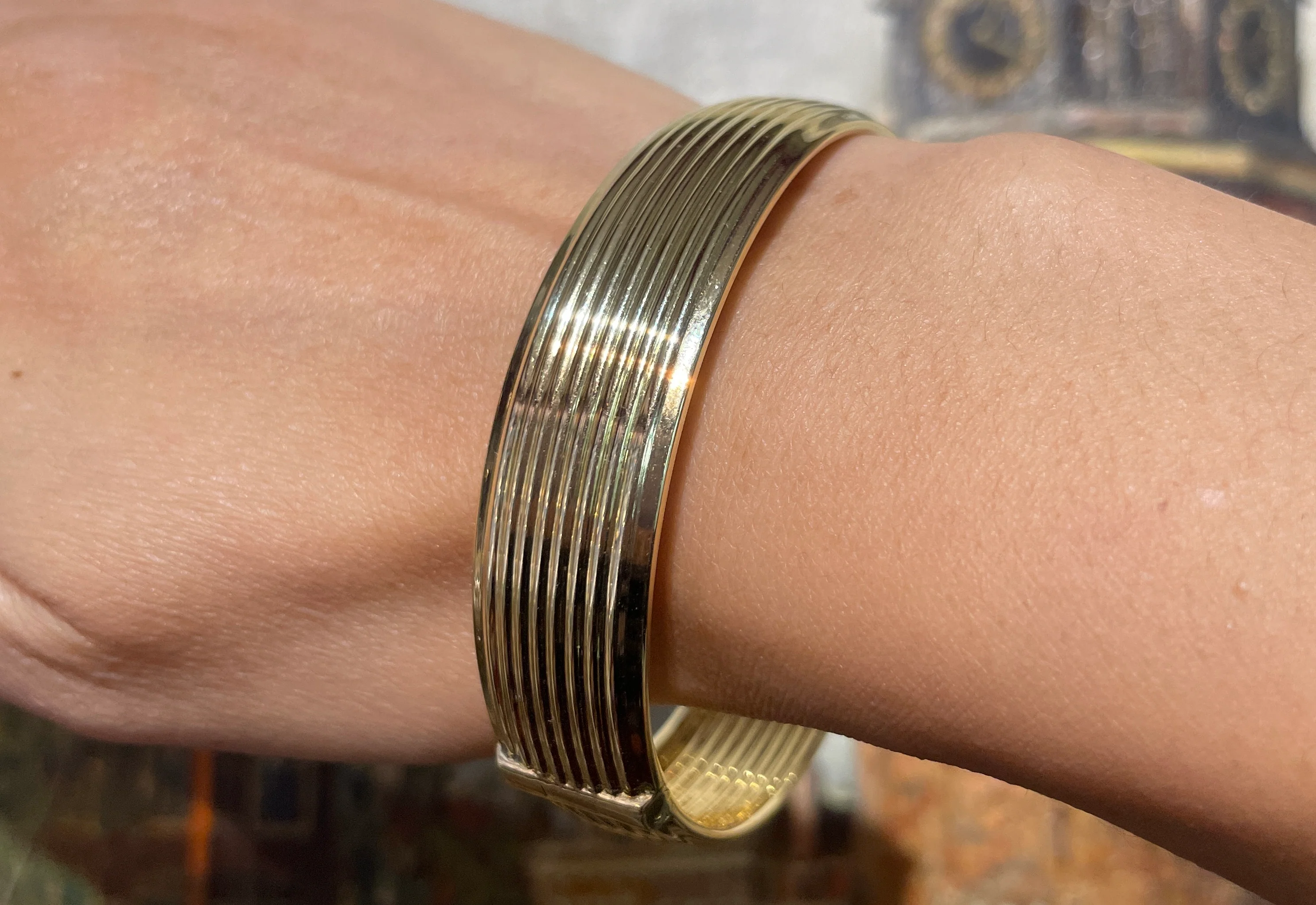 14 carat gold hinged bracelet with ridges - Image 6