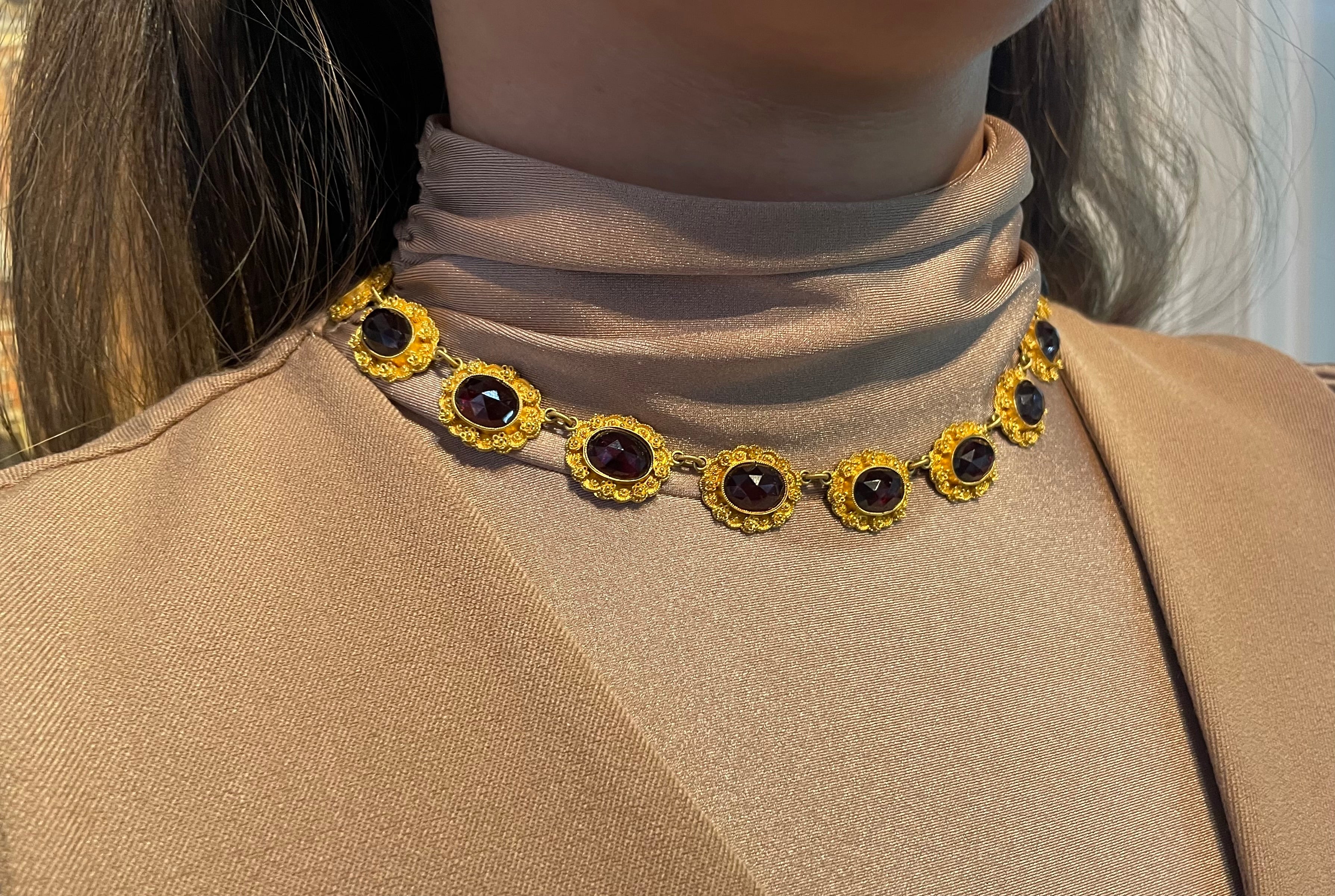 Antique garnet boat collier in 18 carat gold - Image 9