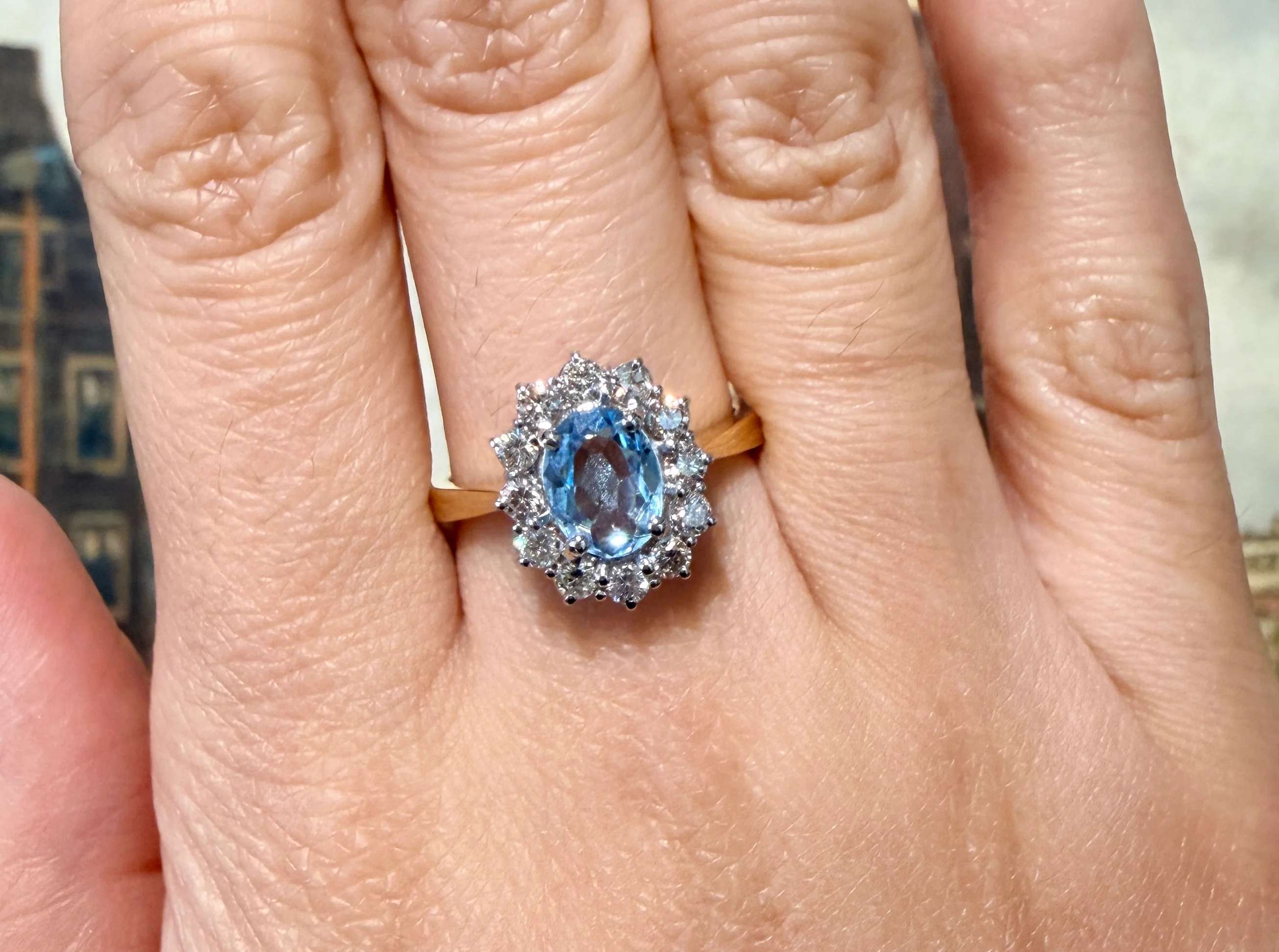 Aquamarine and diamond ring in 18 carat gold - Image 7