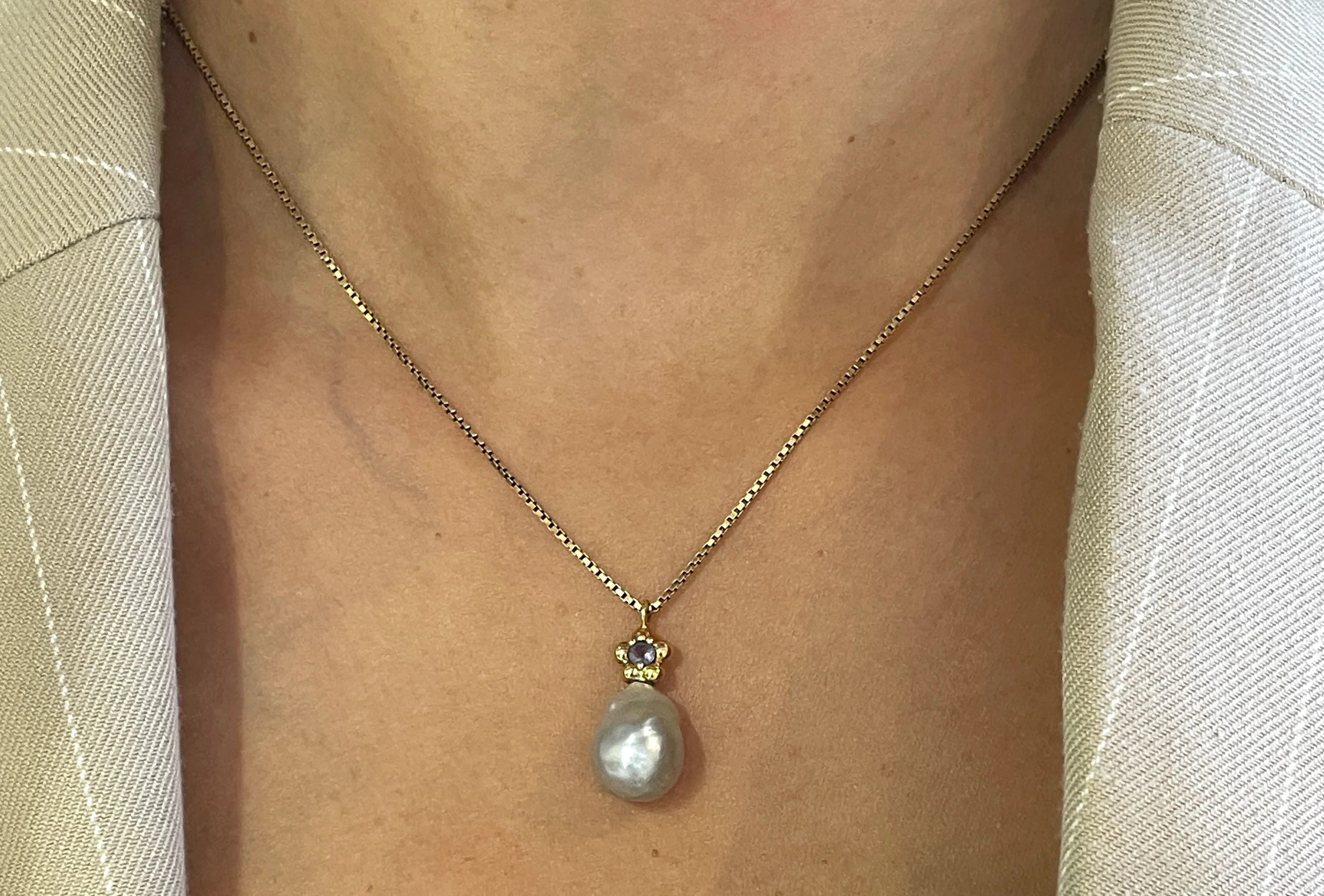 Baroque grey pearl and iolite pendant - Image 5