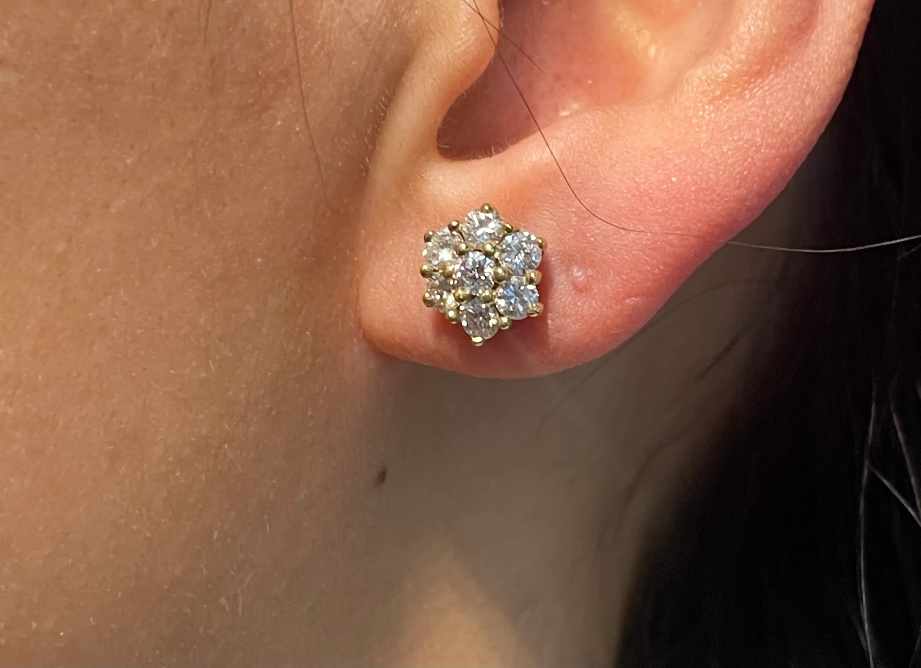 Diamond cluster ear studs in 14 carat gold - Image 5