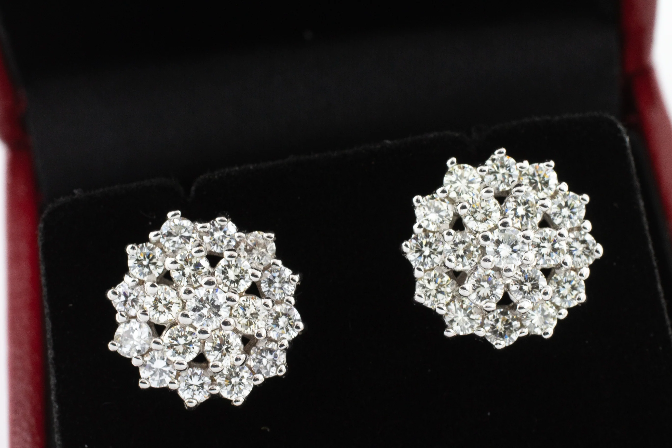 Diamond cluster studs in 18 carat gold - Image 5