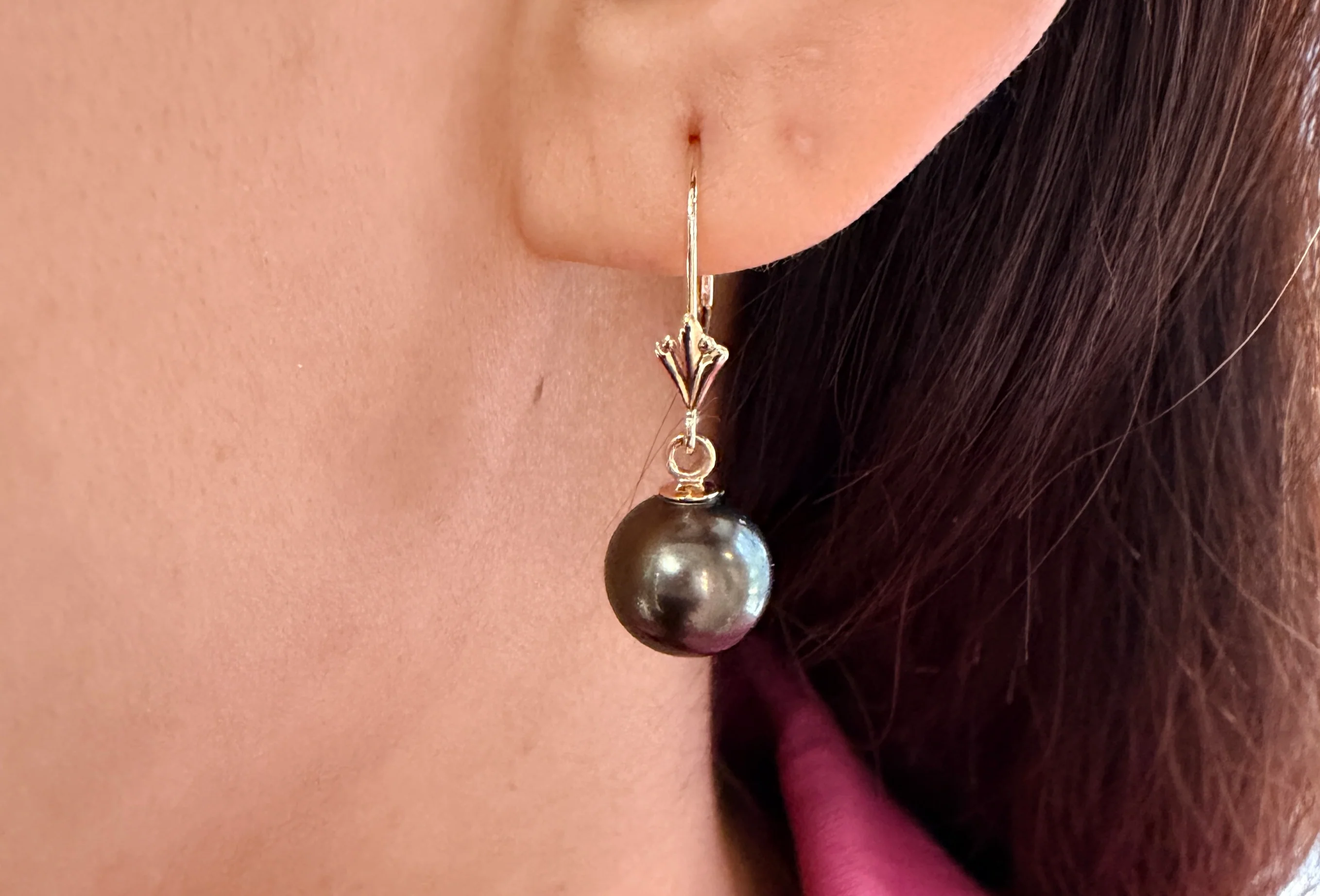 Grey pearl earrings in 14 carat gold - Image 4