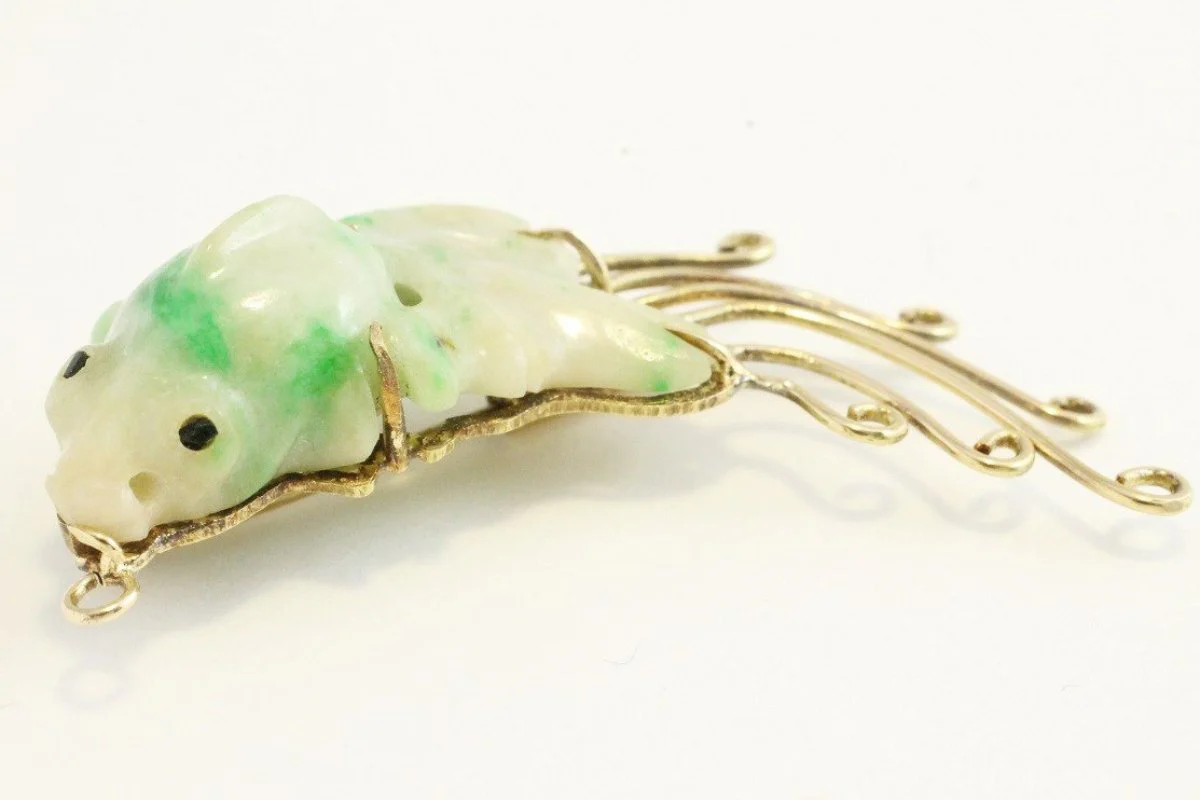 Jade carp fish brooch in 14 carat gold - Image 3