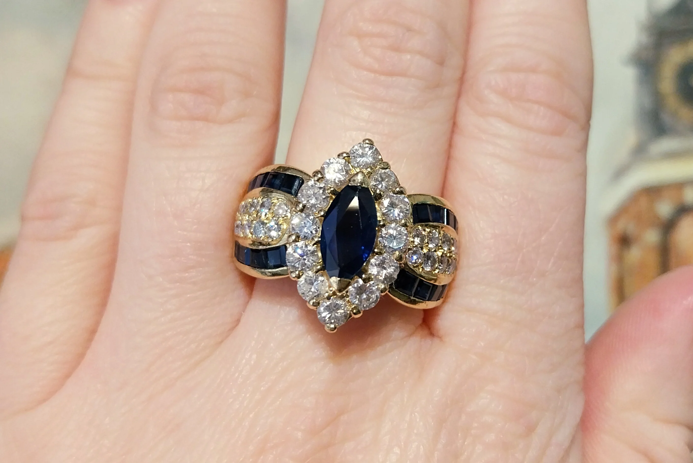 Marquise sapphire and diamond ring in 18 carat gold - Image 6