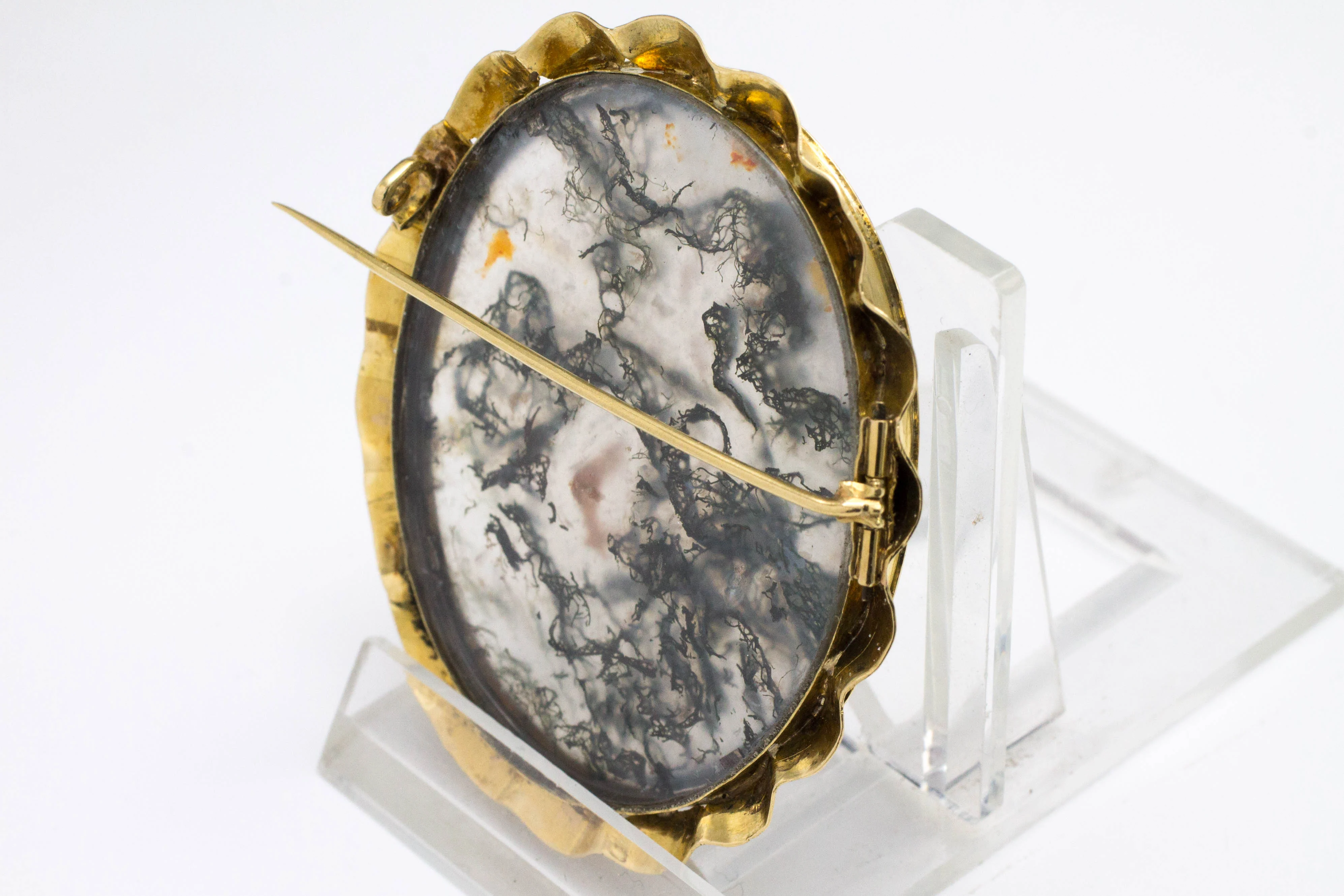 Moss agate brooch in 14 carat gold. - Image 4