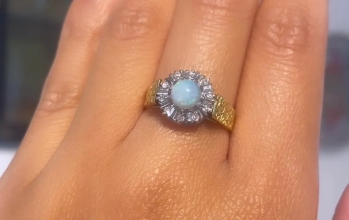 Opal and diamond ring in 18 carat gold - Image 5