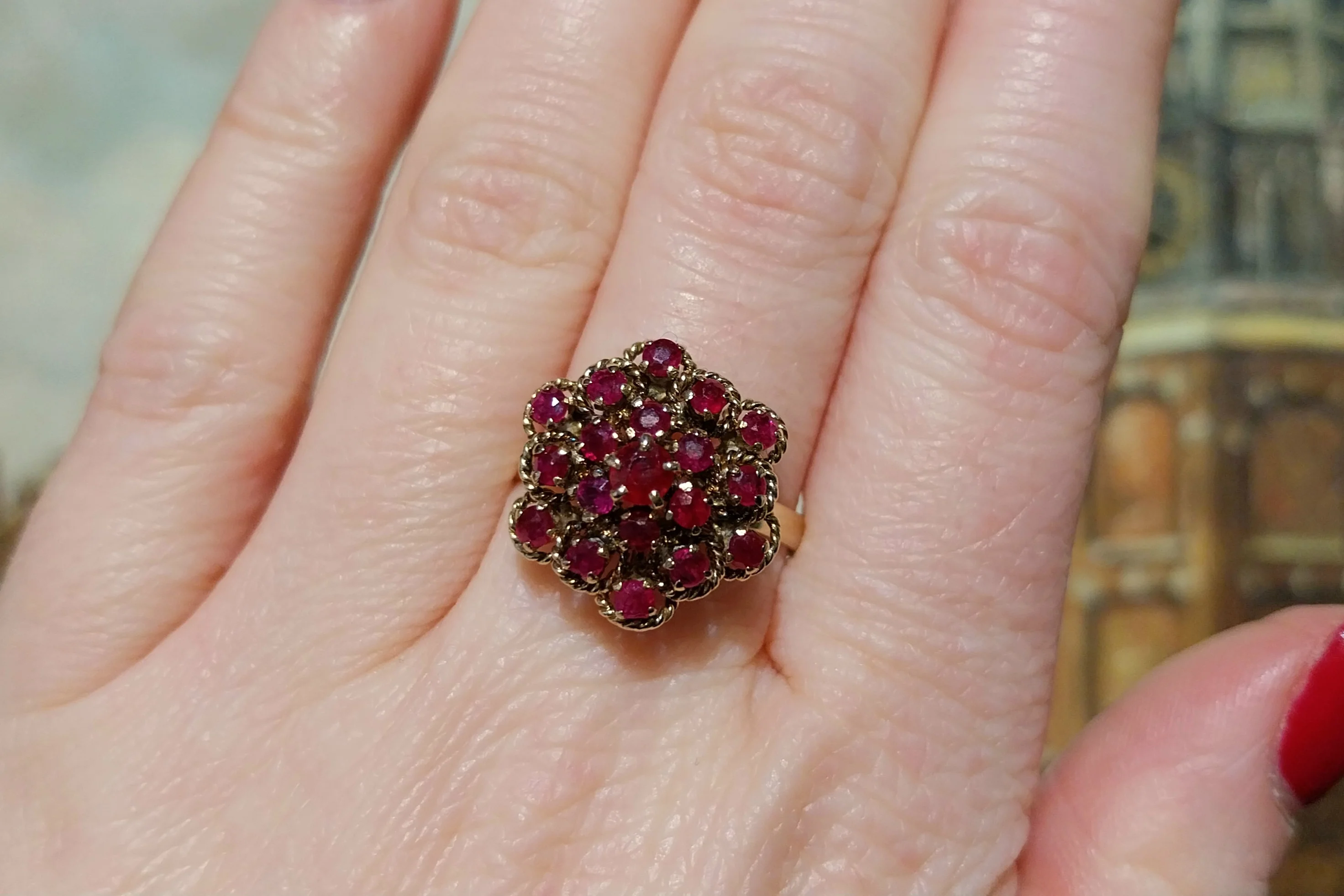 Ruby cluster ring in 18 carat gold - Image 9