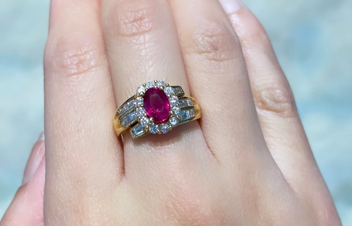 Ruby ring with baguette and brilliant cut diamonds - Image 5