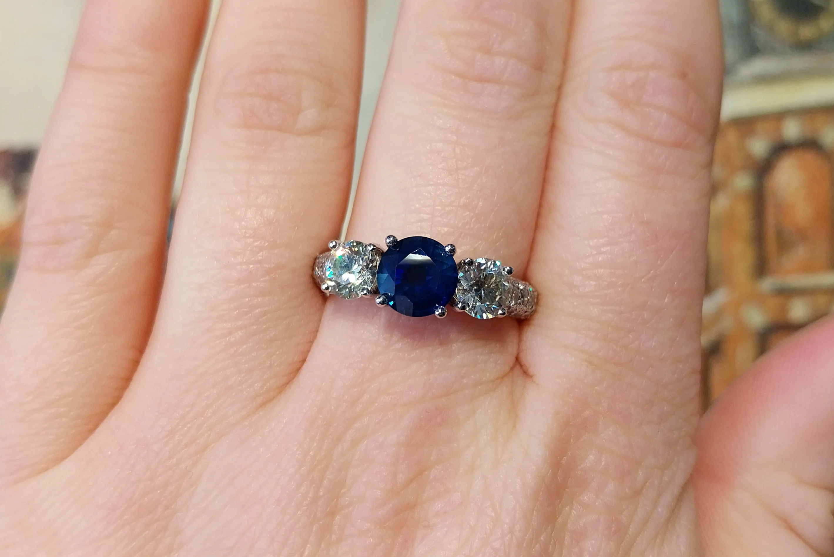 Sapphire and diamond ring in 18 carat white gold - Image 8