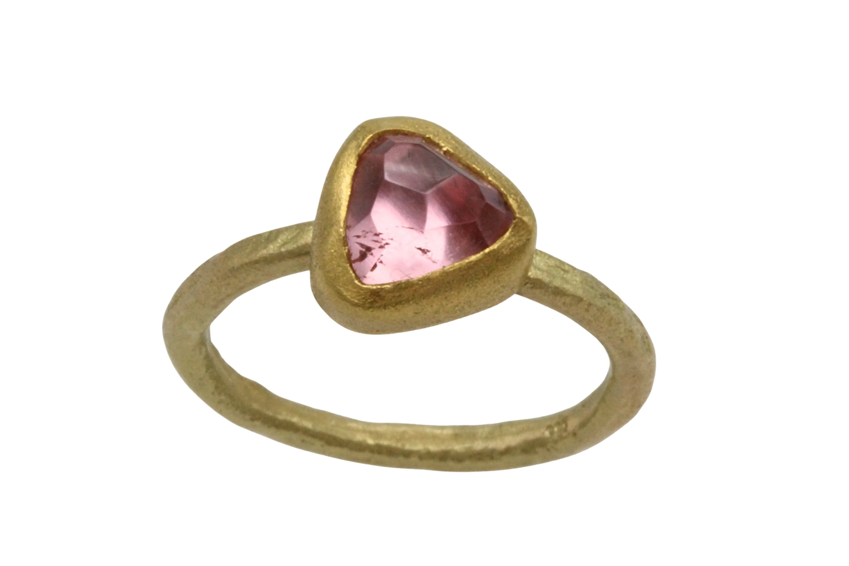 Textured light pink tourmaline ring in 14 carat gold - Image 3