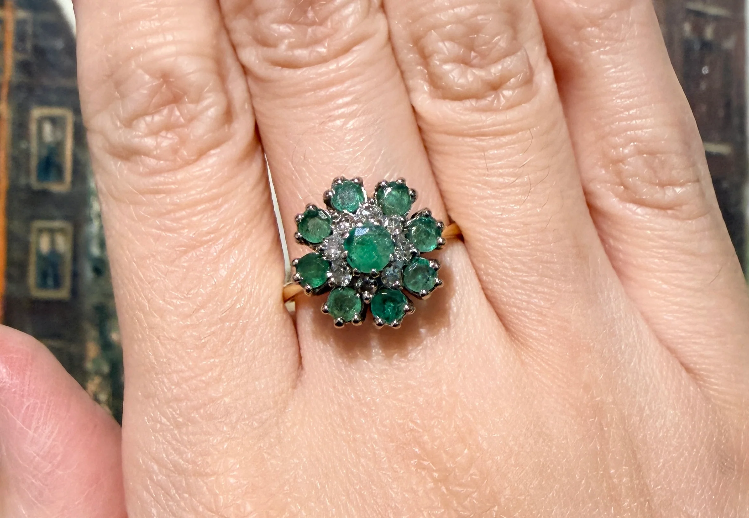 Vintage emerald and diamond cluster ring - Image 7