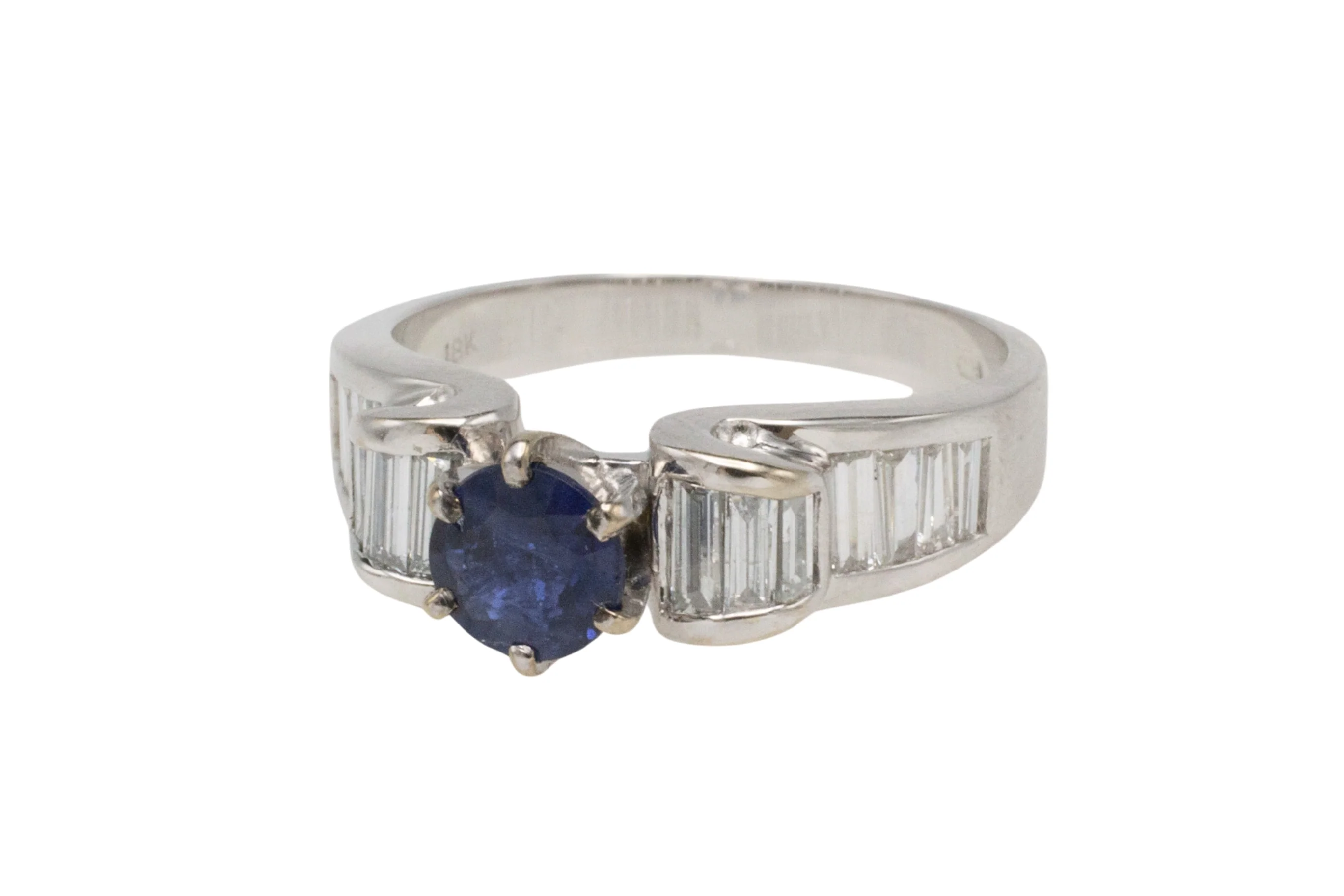 White gold ring with baguette diamonds and sapphire - Image 3