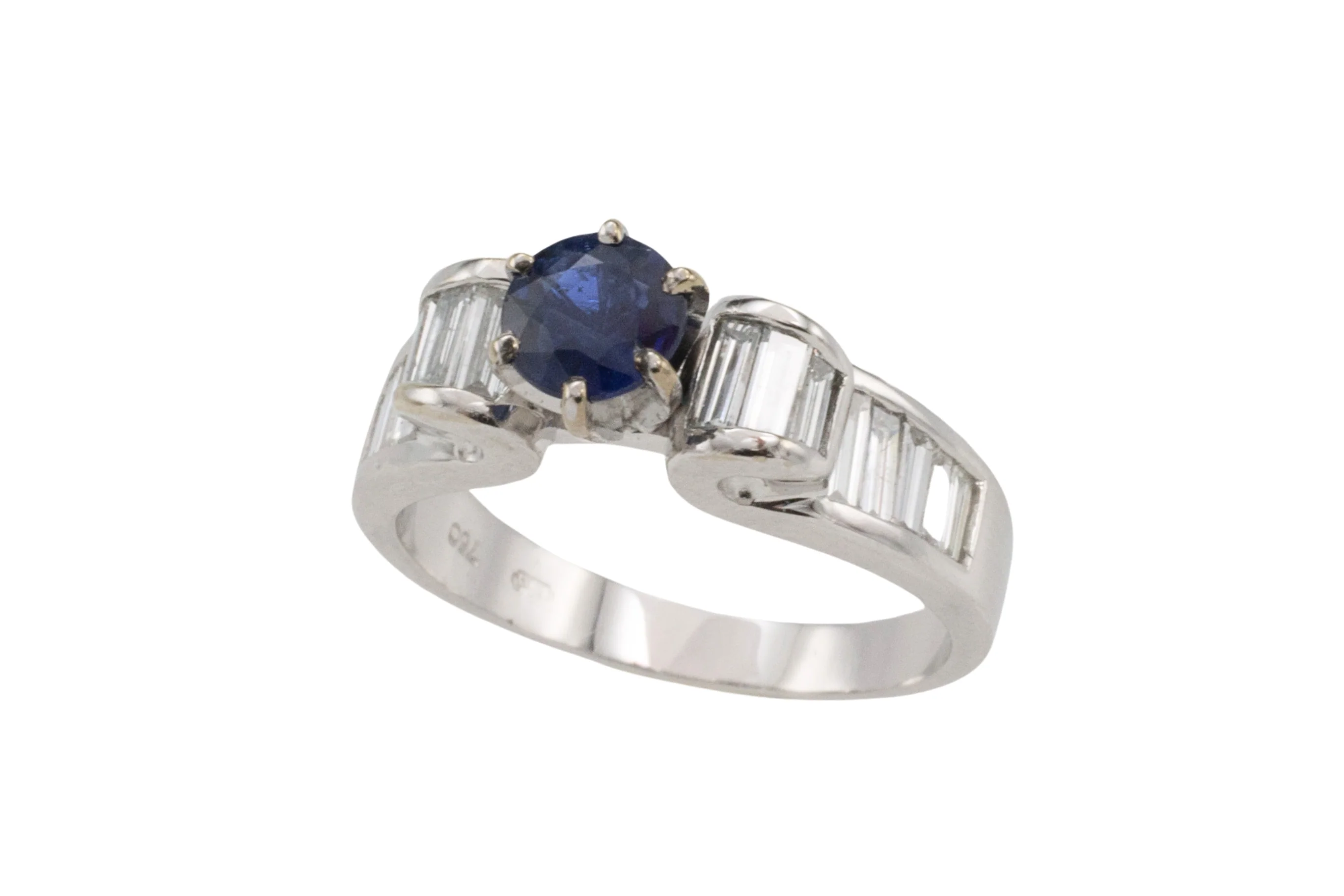 White gold ring with baguette diamonds and sapphire - Image 4