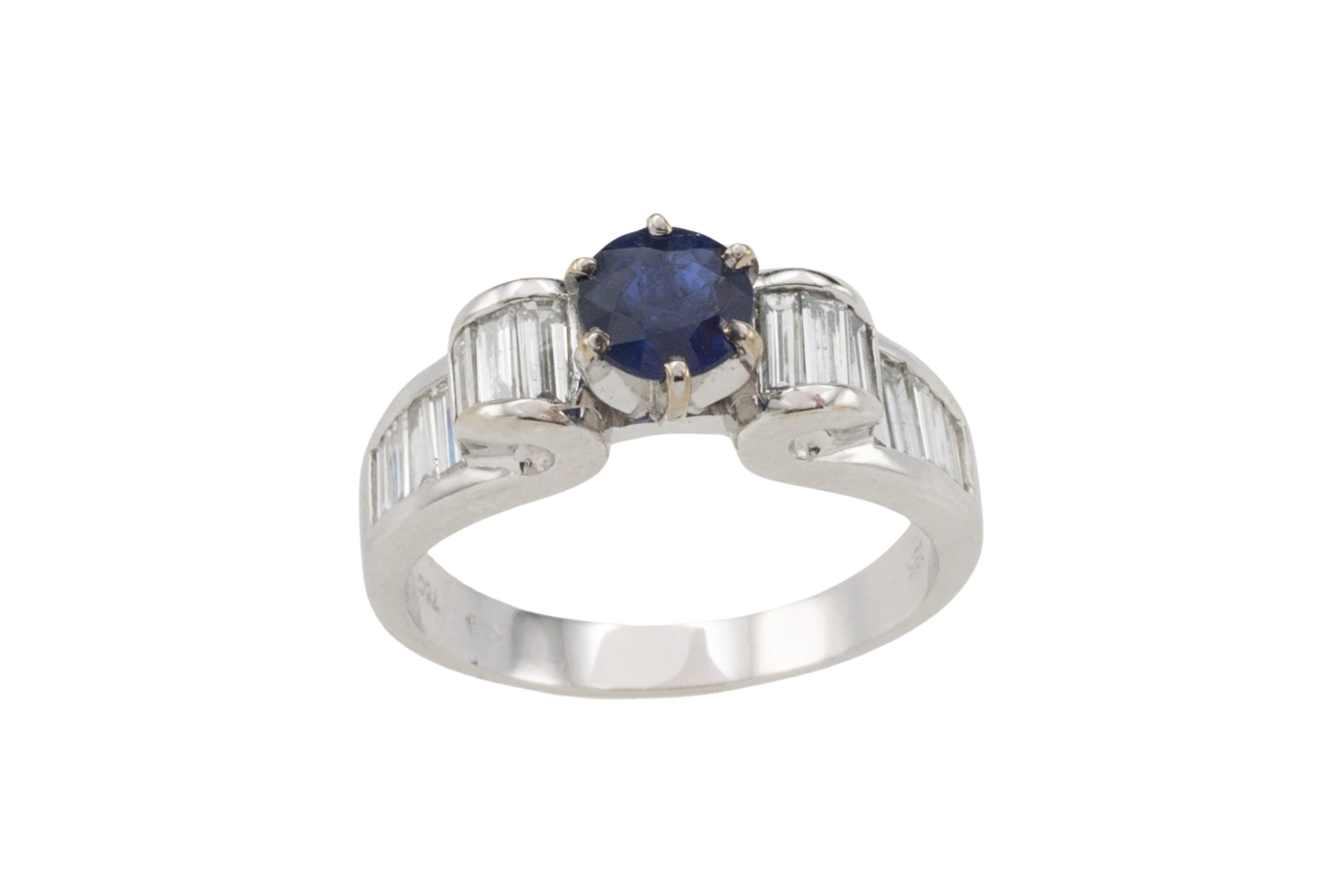 White gold ring with baguette diamonds and sapphire - Image 5