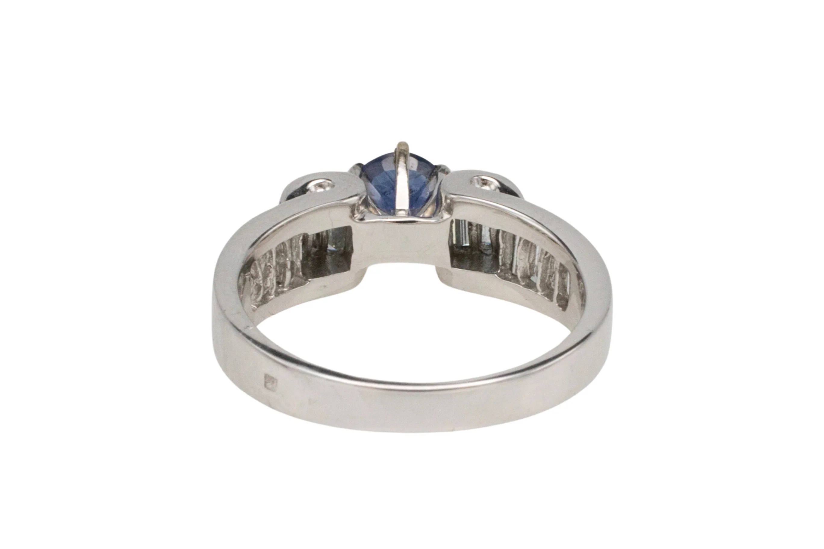 White gold ring with baguette diamonds and sapphire - Image 7