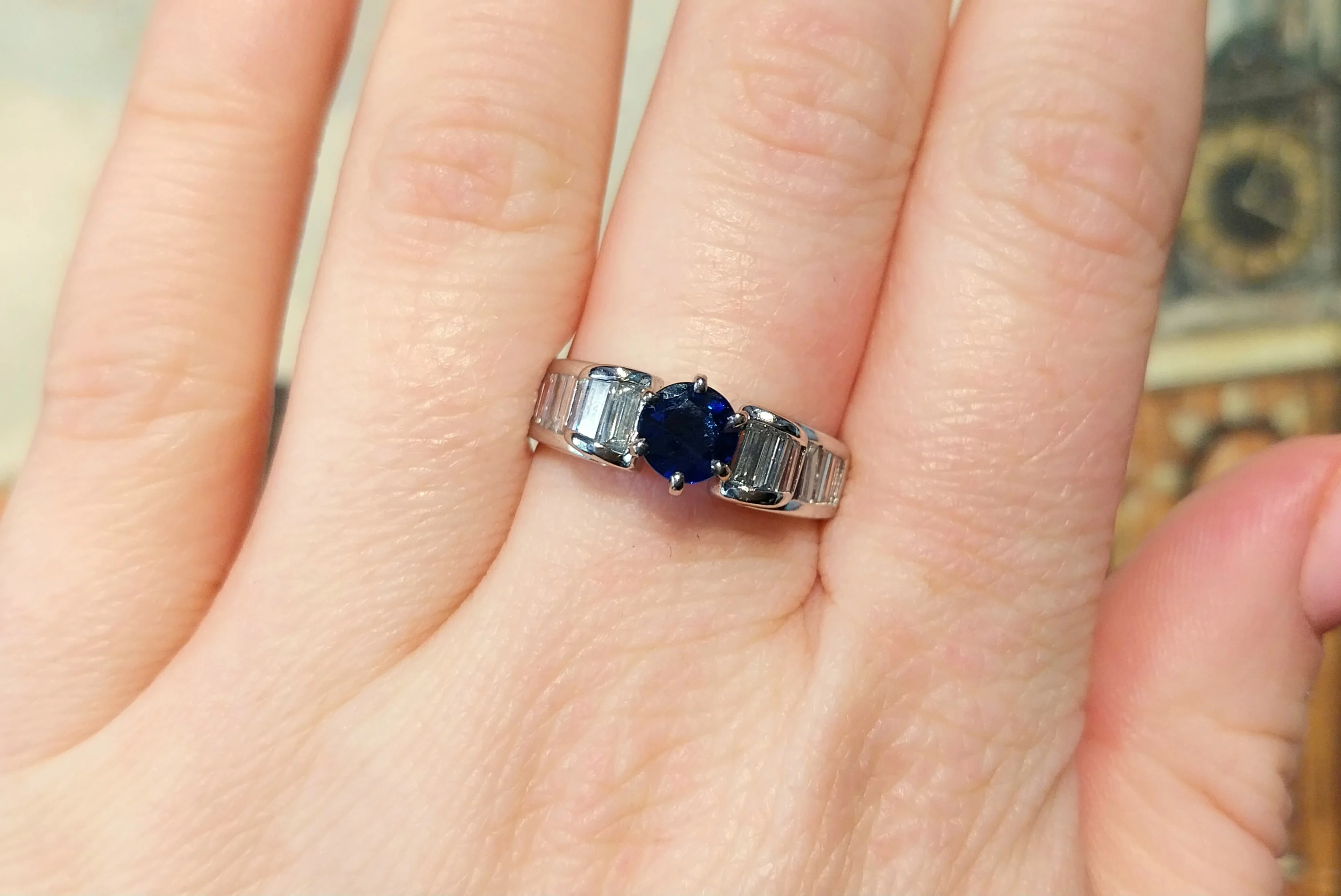 White gold ring with baguette diamonds and sapphire - Image 8