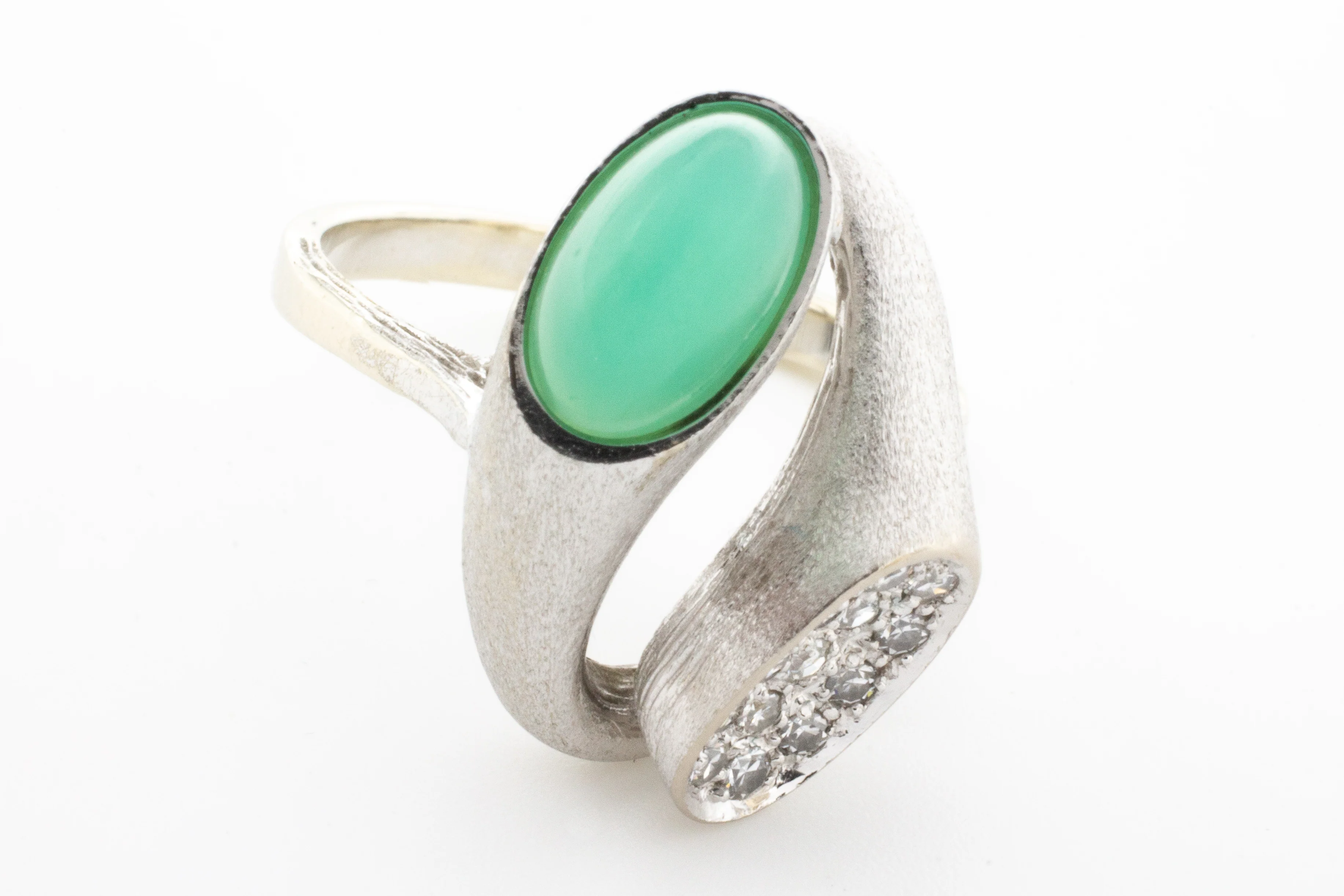 White gold ring with chrysoprase and diamonds - Image 3