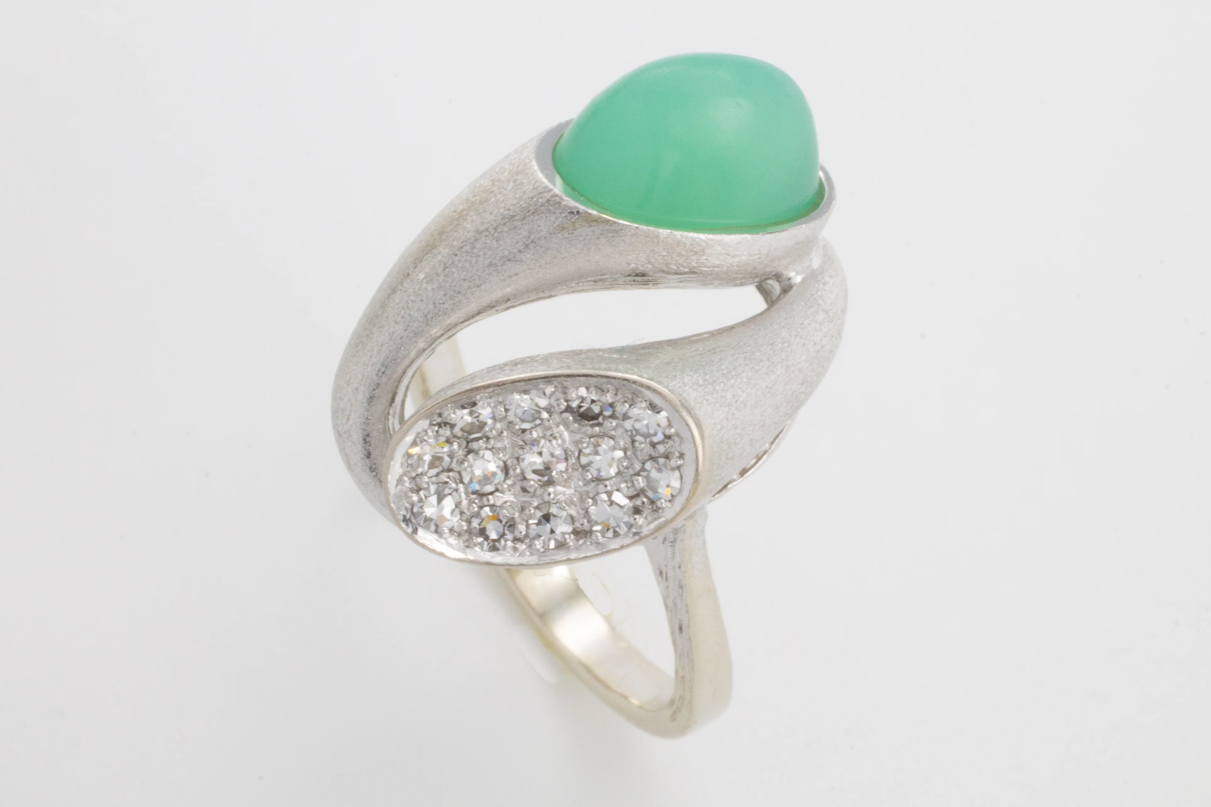 White gold ring with chrysoprase and diamonds - Image 4