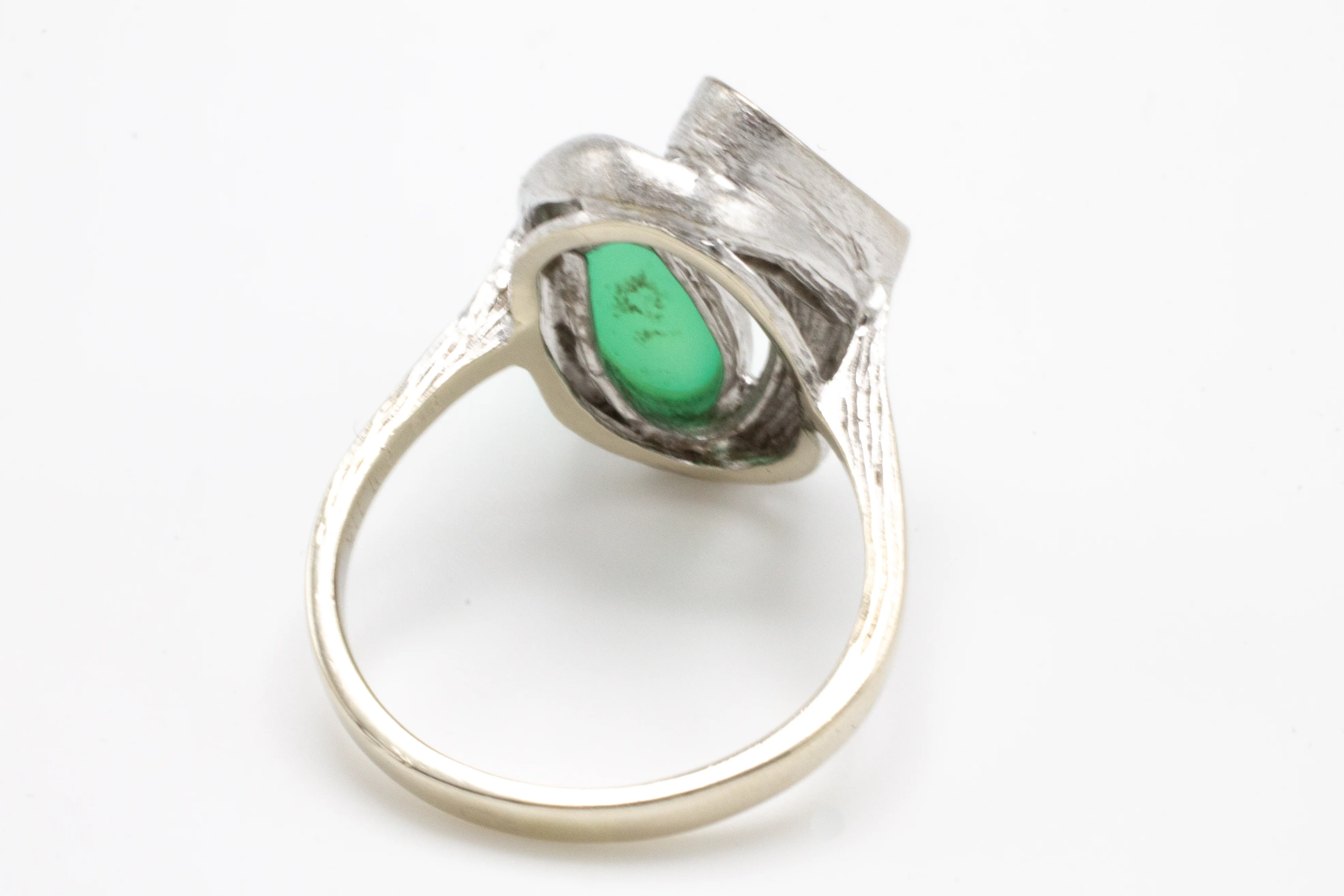 White gold ring with chrysoprase and diamonds - Image 5